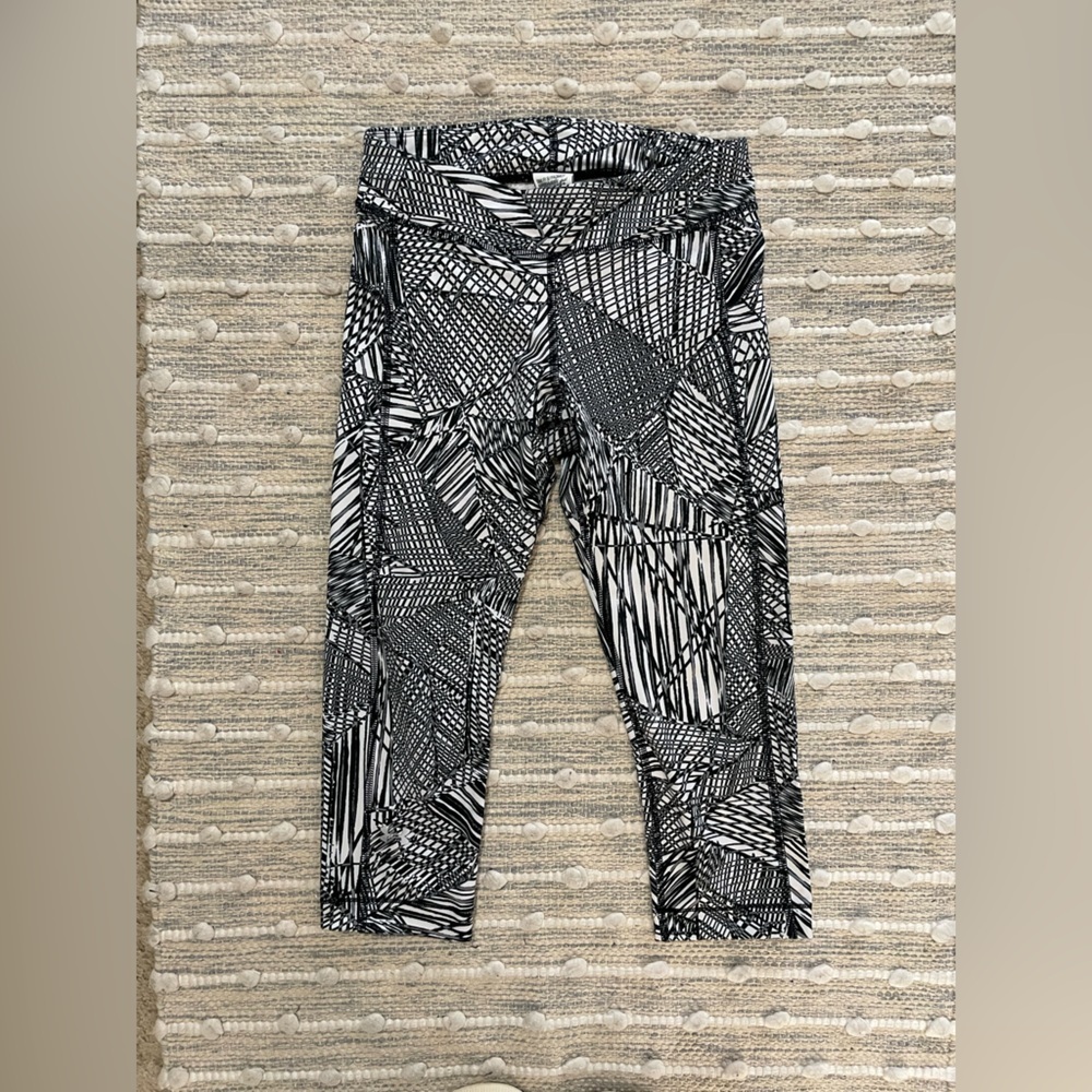 Under Armour size small cropped leggings abstract design